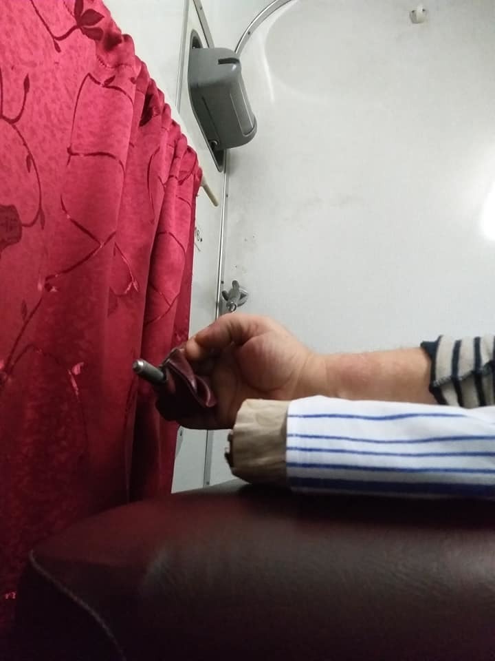 Пассажиры жалуются на оборвавшиеся полки